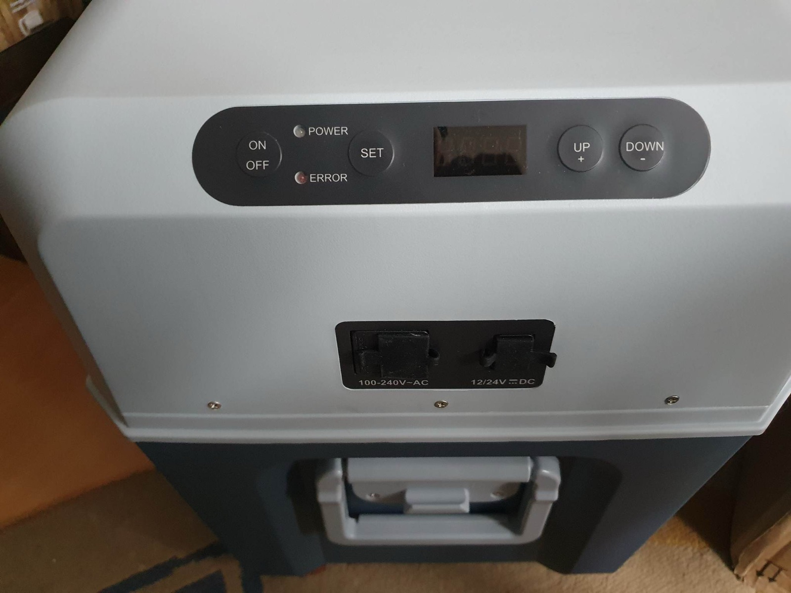 Die Mobicool FR40 mit ihrem Bedienfeld. Anschlüsse für 100–240 V Wechselstrom und 12–24 V Gleichstrom.