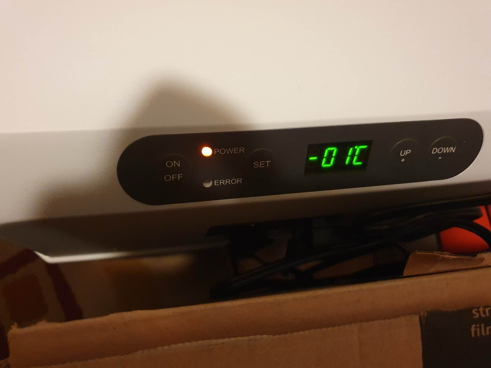 Das Display bei −1 °C. Die eingestellte Temperatur wurde gehalten.