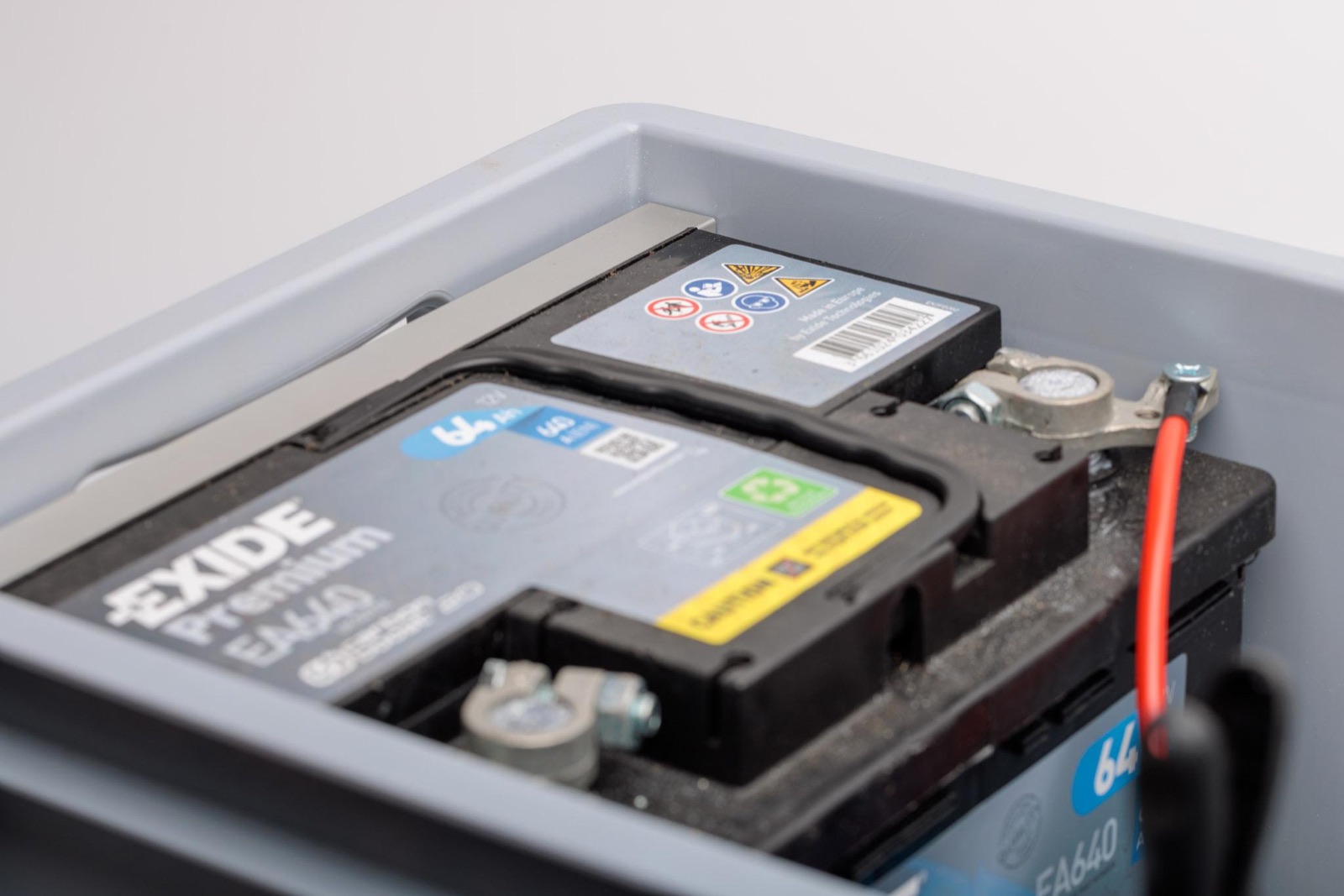 Zum Schluss die Batterie. Hier eine gewöhnliche Starterbatterie — für den Garten in Ordnung, im Fahrzeug wäre sie die falsche Wahl.