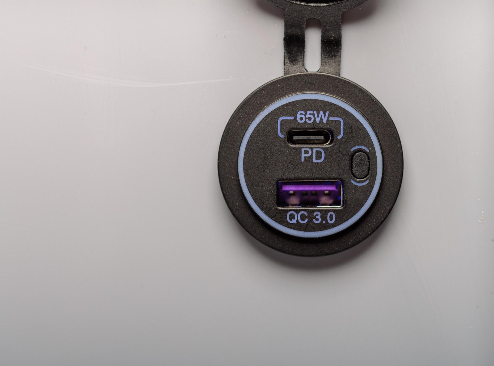 Die USB-Buchse: 65 Watt über USB-C mit Power Delivery, dazu ein Anschluss mit Quick Charge 3.0.